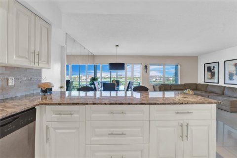 Condo in Hallandale Beach, Florida, 1 bedroom  № 2054300 - photo 4