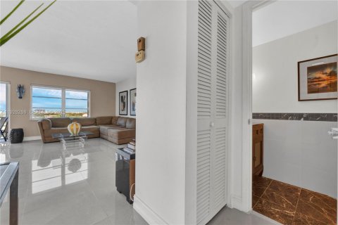 Condo in Hallandale Beach, Florida, 1 bedroom  № 2054300 - photo 10