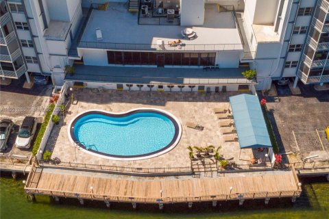 Condo in Hallandale Beach, Florida, 1 bedroom  № 2054300 - photo 25