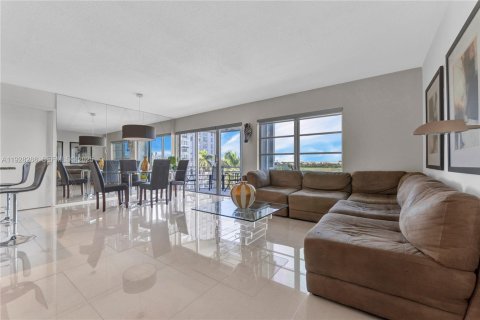 Condo in Hallandale Beach, Florida, 1 bedroom  № 2054300 - photo 13