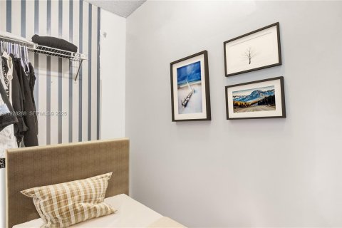 Condo in Hallandale Beach, Florida, 1 bedroom  № 2054300 - photo 20