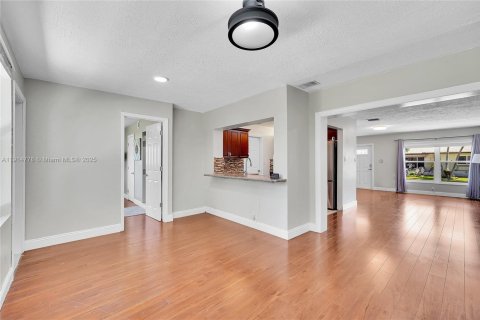 Villa ou maison à vendre à Tamarac, Floride: 3 chambres, 113.53 m2 № 2034587 - photo 13