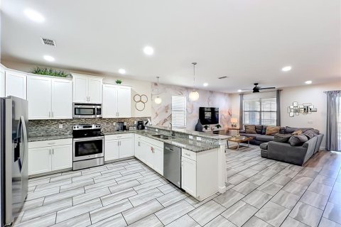 Casa en venta en Davenport, Florida, 8 dormitorios, 363.15 m2 № 2234596 - foto 14