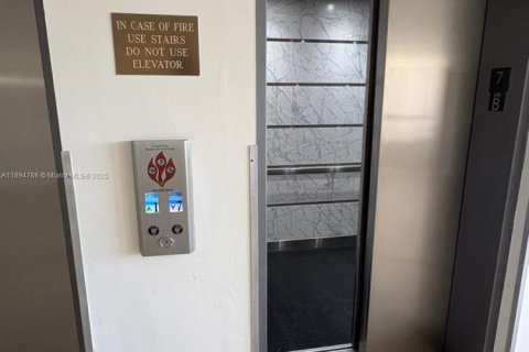 Condominio en alquiler en Miami, Florida, 1 dormitorio, 100.33 m2 № 1947428 - foto 15