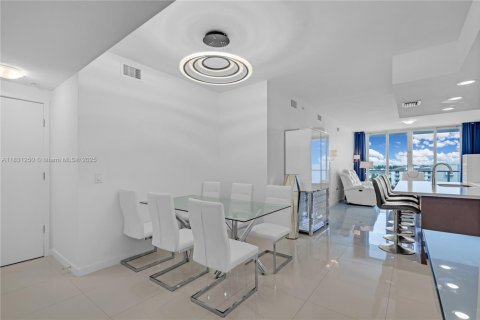 Купить кондоминиум в Дорал, Флорида 3 спальни, 124.4м2, № 1807743 - фото 2