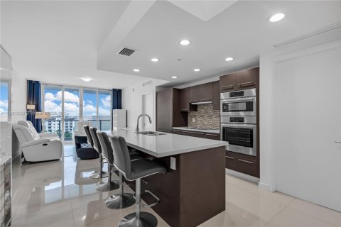 Купить кондоминиум в Дорал, Флорида 3 спальни, 124.4м2, № 1807743 - фото 4