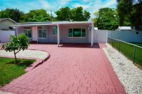 Villa ou maison à vendre à Hollywood, Floride: 3 chambres, 95.88 m2 № 1841091 - photo 2