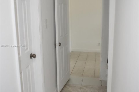 Villa ou maison à vendre à Hollywood, Floride: 3 chambres, 95.88 m2 № 1841091 - photo 21