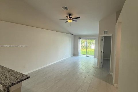 Villa ou maison à louer à Cape Coral, Floride: 3 chambres № 1930402 - photo 4