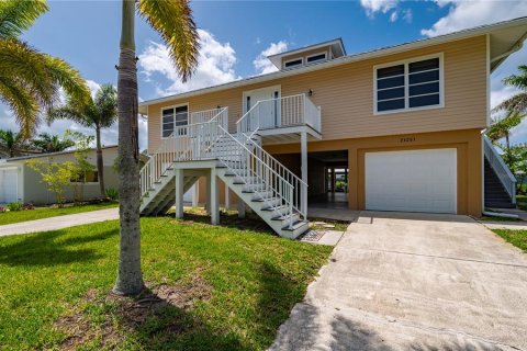 House in Punta Gorda, Florida 3 bedrooms, 223.52 sq.m. № 1780924 - photo 6