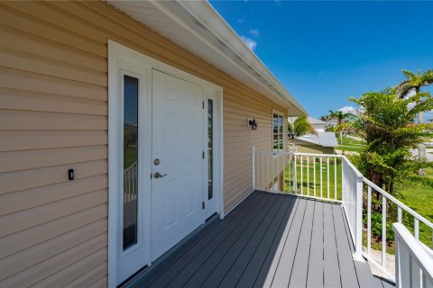 House in Punta Gorda, Florida 3 bedrooms, 223.52 sq.m. № 1780924 - photo 9