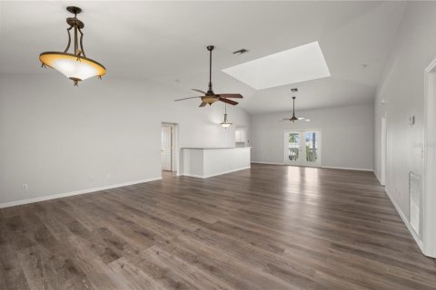House in Punta Gorda, Florida 3 bedrooms, 223.52 sq.m. № 1780924 - photo 12