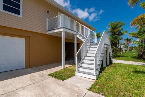 House in Punta Gorda, Florida 3 bedrooms, 223.52 sq.m. № 1780924 - photo 7