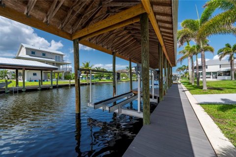 House in Punta Gorda, Florida 3 bedrooms, 223.52 sq.m. № 1780924 - photo 3