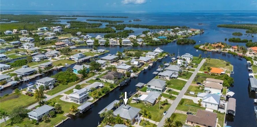 House in Punta Gorda, Florida 3 bedrooms, 223.52 sq.m. № 1780924