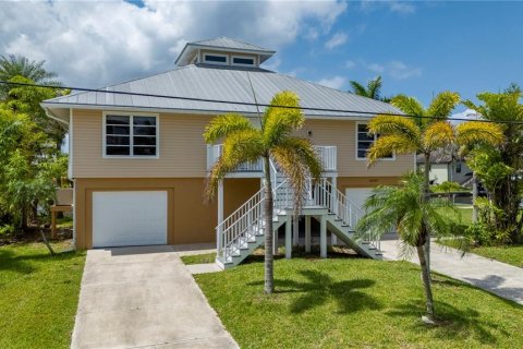 House in Punta Gorda, Florida 3 bedrooms, 223.52 sq.m. № 1780924 - photo 5