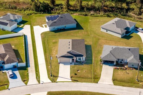 Villa ou maison à vendre à Poinciana, Floride: 3 chambres, 165.64 m2 № 2388190 - photo 2