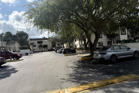 Copropriété à louer à Miami, Floride: 3 chambres, 131.92 m2 № 1998693 - photo 2