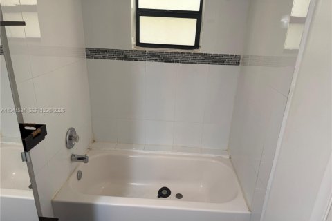 Copropriété à louer à Miami, Floride: 3 chambres, 131.92 m2 № 1998693 - photo 11