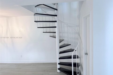 Copropriété à louer à Miami, Floride: 3 chambres, 131.92 m2 № 1998693 - photo 4