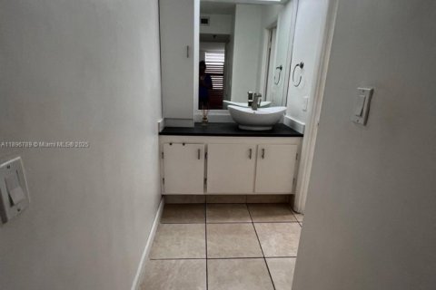 Condo in North Miami Beach, Florida, 2 bedrooms  № 2059959 - photo 20