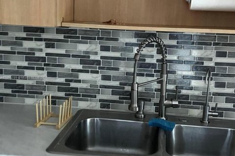 Condo in North Miami Beach, Florida, 2 bedrooms  № 2059959 - photo 19