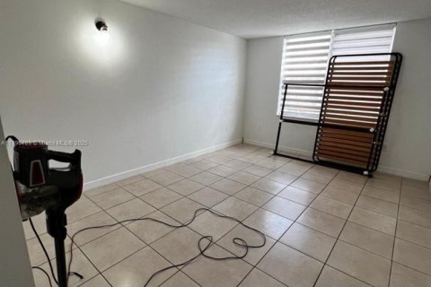 Condo in North Miami Beach, Florida, 2 bedrooms  № 2059959 - photo 12