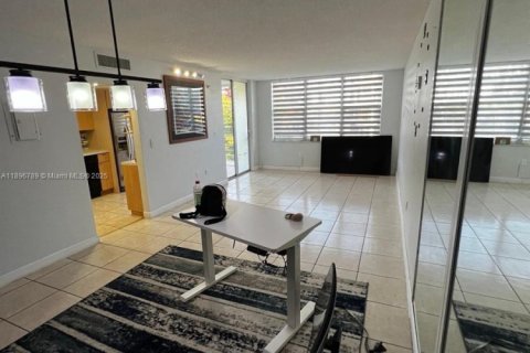Condo in North Miami Beach, Florida, 2 bedrooms  № 2059959 - photo 9