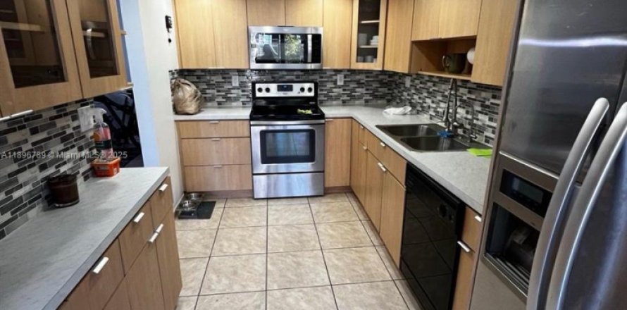 Condo in North Miami Beach, Florida, 2 bedrooms  № 2059959