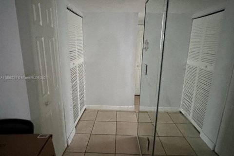 Condo in North Miami Beach, Florida, 2 bedrooms  № 2059959 - photo 2