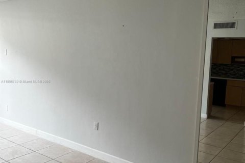 Condo in North Miami Beach, Florida, 2 bedrooms  № 2059959 - photo 10