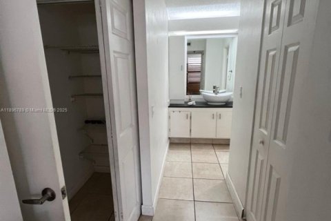 Condo in North Miami Beach, Florida, 2 bedrooms  № 2059959 - photo 4