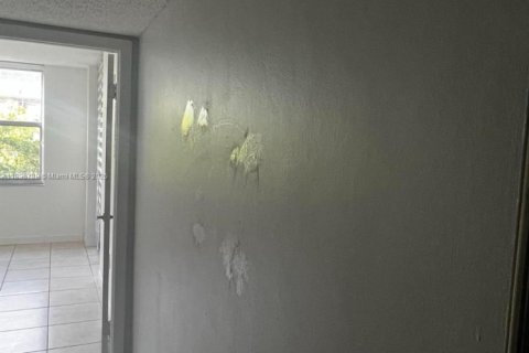 Condo in North Miami Beach, Florida, 2 bedrooms  № 2059959 - photo 3