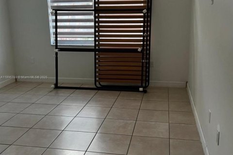 Condo in North Miami Beach, Florida, 2 bedrooms  № 2059959 - photo 27