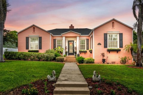 House in Lakeland, Florida 3 bedrooms, 184.88 sq.m. № 2294596