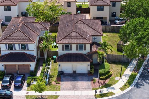 Villa ou maison à vendre à Cutler Bay, Floride: 5 chambres, 270.9 m2 № 2185739 - photo 2