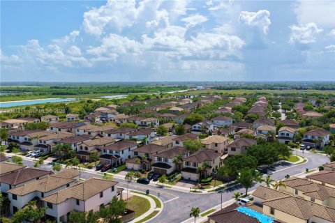 Villa ou maison à vendre à Cutler Bay, Floride: 5 chambres, 270.9 m2 № 2185739 - photo 4