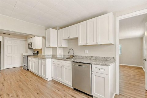 House in New Port Richey, Florida 3 bedrooms, 123.93 sq.m. № 1914101 - photo 15