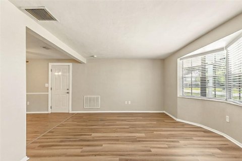 House in New Port Richey, Florida 3 bedrooms, 123.93 sq.m. № 1914101 - photo 7