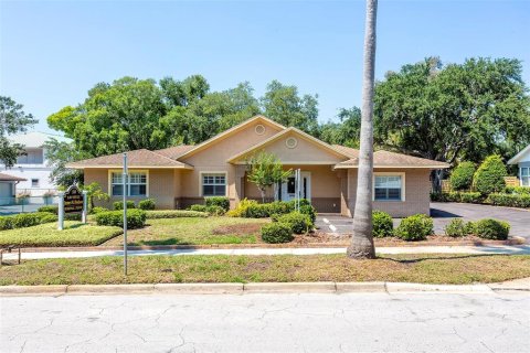 Commercial property in Belleair, Florida 178.19 sq.m. № 2258495