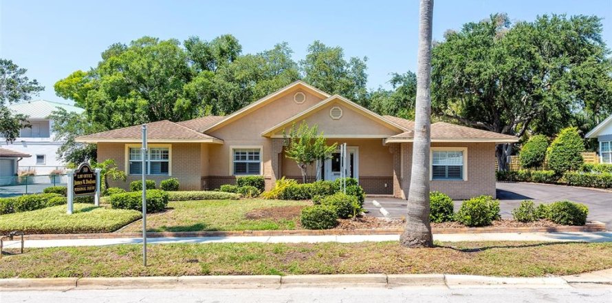 Commercial property in Belleair, Florida 178.19 sq.m. № 2258495