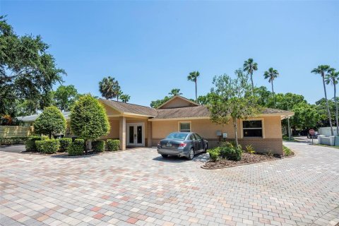 Commercial property in Belleair, Florida 178.19 sq.m. № 2258495 - photo 13