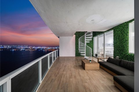 Condominio en venta en Miami, Florida, 3 dormitorios, 269.14 m2 № 1965659 - foto 19