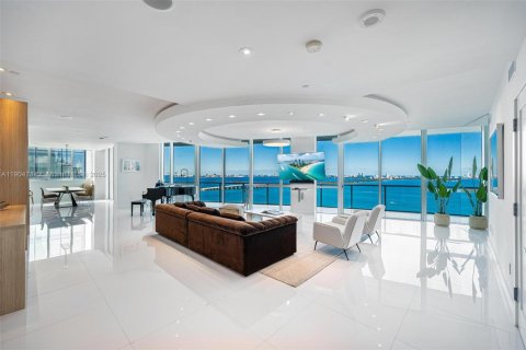 Condominio en venta en Miami, Florida, 3 dormitorios, 269.14 m2 № 1965659 - foto 1