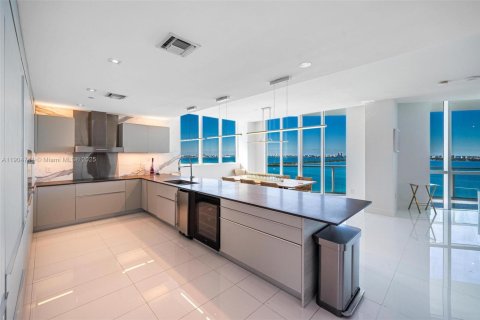 Condominio en venta en Miami, Florida, 3 dormitorios, 269.14 m2 № 1965659 - foto 4