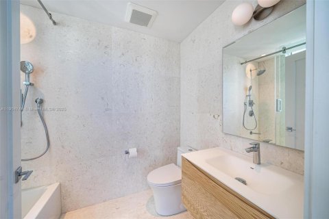Condominio en venta en Miami, Florida, 3 dormitorios, 269.14 m2 № 1965659 - foto 12