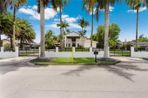 House in Miami, Florida 5 bedrooms, 482.53 sq.m. № 1858817 - photo 2