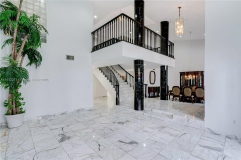 House in Miami, Florida 5 bedrooms, 482.53 sq.m. № 1858817 - photo 11