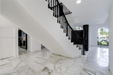 House in Miami, Florida 5 bedrooms, 482.53 sq.m. № 1858817 - photo 20