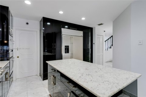 House in Miami, Florida 5 bedrooms, 482.53 sq.m. № 1858817 - photo 25